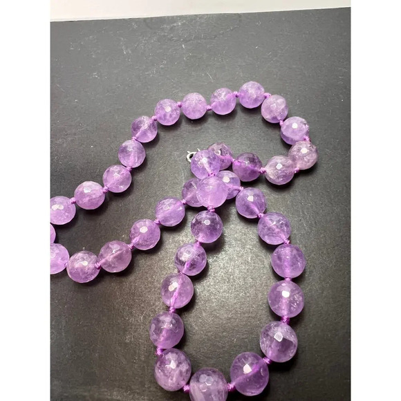Faceted lavender amethyst knotted necklace with sterling clasp - Picture 4 of 11